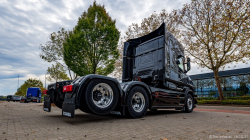 20251019-Tom-Holding-00478